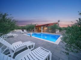 Villa Ivy - with outdoor swimming pool, hotell med parkeringsplass i Vodice