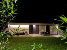 La Casa de Hierba - Casa de campo de diseño con jardín y wifi cerca de las playas de Llanes, Hotel in Llanes