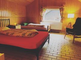 Schwedische Sommer Hütte unter Buchen, hotel sa parkingom u gradu Landolfshausen