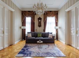 Luxury Central Home next to the New York Caf&eacute;