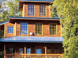 The Eagle's Nest Treehouse Cabin, bed & breakfast i Palmer