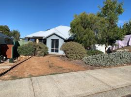 Sandalwood Guest Room, δωμάτιο σε οικογενειακή κατοικία σε Margaret River Town
