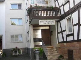 Gasthaus zur Linde: Staufenberg şehrinde bir otoparklı otel