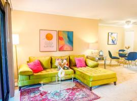 Stylish 2 bedroom near Ontario Airport, hotel u gradu Fontana