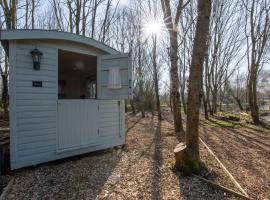Fairwood Lakes - Shepherd's Hut with Hot Tub, campsite in North Bradley