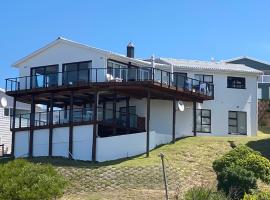 Southerncross Beach House with a Million Dollar View, villa i Groot Brak Rivier