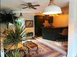 Palm View Luxury Botanical Themed apartment with sauna, hotel in St Austell
