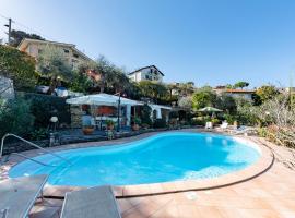 Villa Renetta with Swimming pool and Jacuzzi and parking, huoneisto kohteessa Rapallo