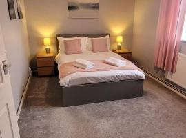 Rent Unique the Beeches 2bed, hotel in Crawley