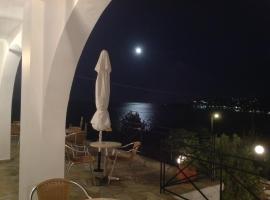 Travlos Studios, hotel in Poros