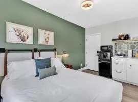 Single Bedroom - Queen Size. Heart of Downtown Vista