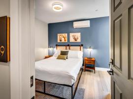 Two Bedroom - Queen in Both. Heart of Downtown Vista, ξενοδοχείο σε Vista