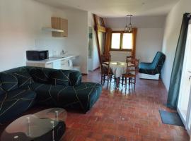 Appartement dans village calme à 5 min des lacs – hotel przy plaży 