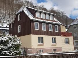 Ferienhaus am Fluss mit traumhafter Dachterrasse ,Garten und Grill