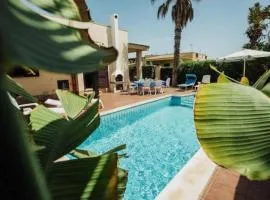 Villa Pino with exclusive private pool only 50m from the beach