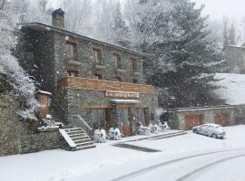 Hostal Les Roquetes, hotel perto de Estação de Esqui Vall de Núria, Queralbs