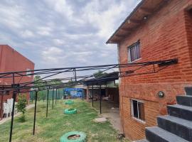 Cabaña paisaje puntano Nogolí, hotel amb aparcament a Hipólito Yrigoyen