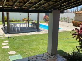 Casa aconchegante com piscina e muito espaço verde, casa rústica em Aracaju