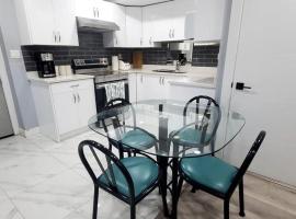 An adorable 2 BR suite with own kitchen & laundry, hotell i Mission