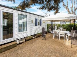 Mobile Home in La Londe-les-Maures with Terrace، فندق في لا لوند-ليه-مور