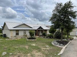 Boerne Mountain Retreat, B&B in Boerne