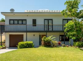 Central Coast-Spacious House 5 minutes drive to beach, hotel di Tumbi Umbi