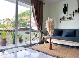 Panwa beachfront apartments โรงแรมที่มีที่จอดรถในบ้านมะขาม