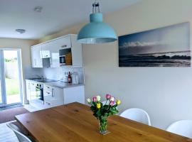 Atlantic Escape - Near Beaches and Padstow, Garden, Private Parking, hotel in Padstow