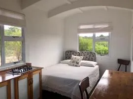 Fynbos Tiny Home - Off Grid, Surrounded by Nature、プレッテンバーグ・ベイのタイニーハウス