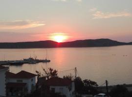 Artemis sunset view apartment, Ferienwohnung in Pylos