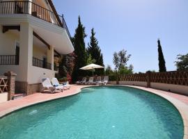 Casa Amarilla, Frigiliana Luxury Country villa with pool and parking HansOnHoliday Rentals, ξενοδοχείο σε Frigiliana