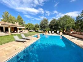 Confortable Chalet con piscina, villa em Bunyola