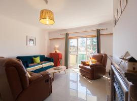 FLH Parede Family Flat with Balcony, מלון בפארדס