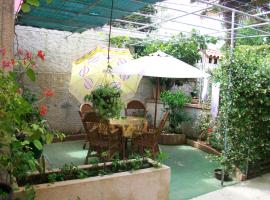 Room in Nerezine with balcony, Wifi 4827-5, guest house in Nerezine