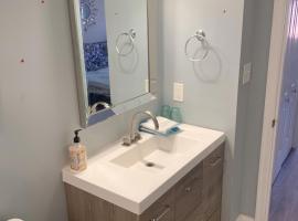 Beautiful master bedroom with private bathroom, hotel v destinaci Baltimore