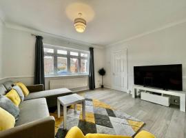 Modern 3 Bed Chigwell House (Free Parking), hotelli kohteessa Chigwell