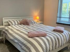 Sunny Corner - lovely 2 bedroom appt, cheap hotel in Redruth