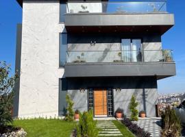Luxury Triplex Villa, cabana o cottage a Trebisonda