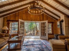 Hike the Holler - Stay & Explore, chalet a Cosby