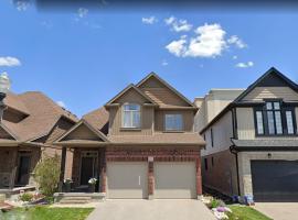 Executive House easy access to Kitchener-Waterloo, Cambridge, Toronto, walk to restaurants, vila v mestu Kitchener