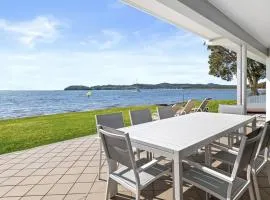 Waterfront Wonderland 41 Foreshore Dr stunning house with a lift linen Wi Fi and ducted air conditioning