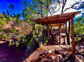 The Chi-Treehouse at Sunny Mellow Eco Villa, hotel in zona Turquoise Trail Campgrounds, Tijeras