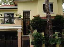 Charming Getaway @ The City of Pines, vacation home in Baguio