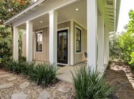 Cute little Cottage! Perfect Getaway! 2 Pools! SLEEPS 4!