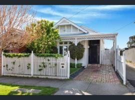 Entire contemporary home in Ascot Vale, hotelli Melbournessa lähellä maamerkkiä Flemington-ravirata