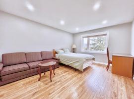 Luxurious Renovated Rooms in Central Vaughan, holiday rental in Vaughan