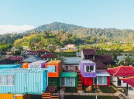 A Container Smart Stay, hotel u gradu Singaradža