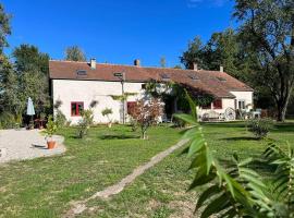 Champ Du Bois, hotel with parking in Limoise