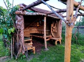 Au Pied Du Trieu, The Shelter, glamping site in Labroye
