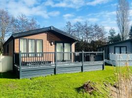 Beryl Lodge with Hot Tub